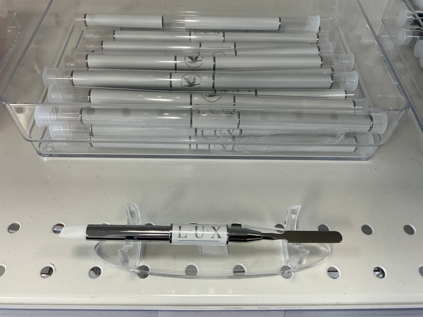 LUX white silicone/ cutter brush